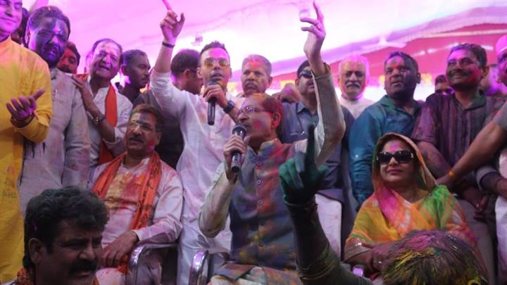 मुख्यमंत्री निवास में बिखरे होली के रंग